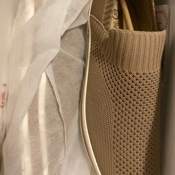 WOMEN'S BELLA VITA RAMIRA SNEAKERS - Picture 6 of 6